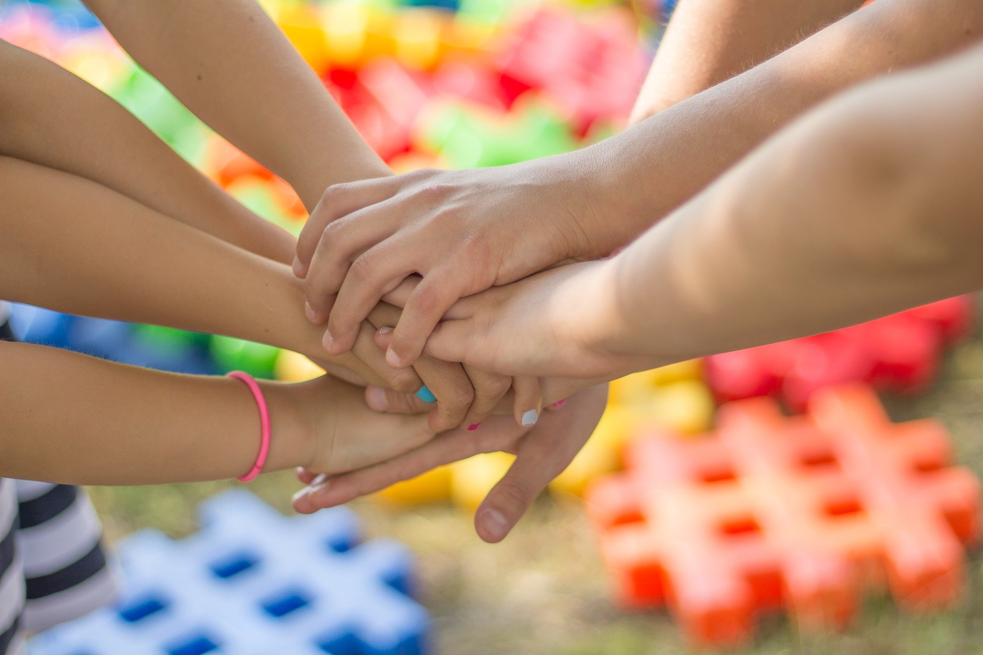 Kinderhände farbiger Hintergrund